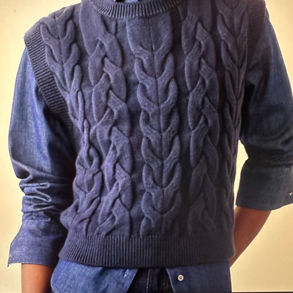 Banana Republic Factory Women’s Navy Cable Knit Sweater Vest. New eith tags